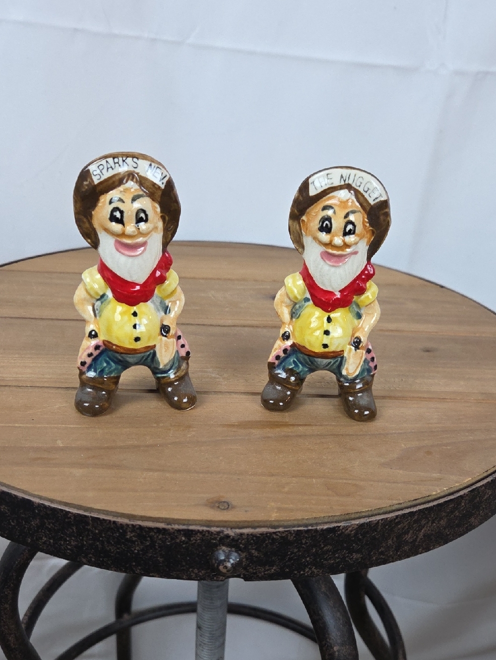 Vintage Ceramic Salt And Pepper Collectables.